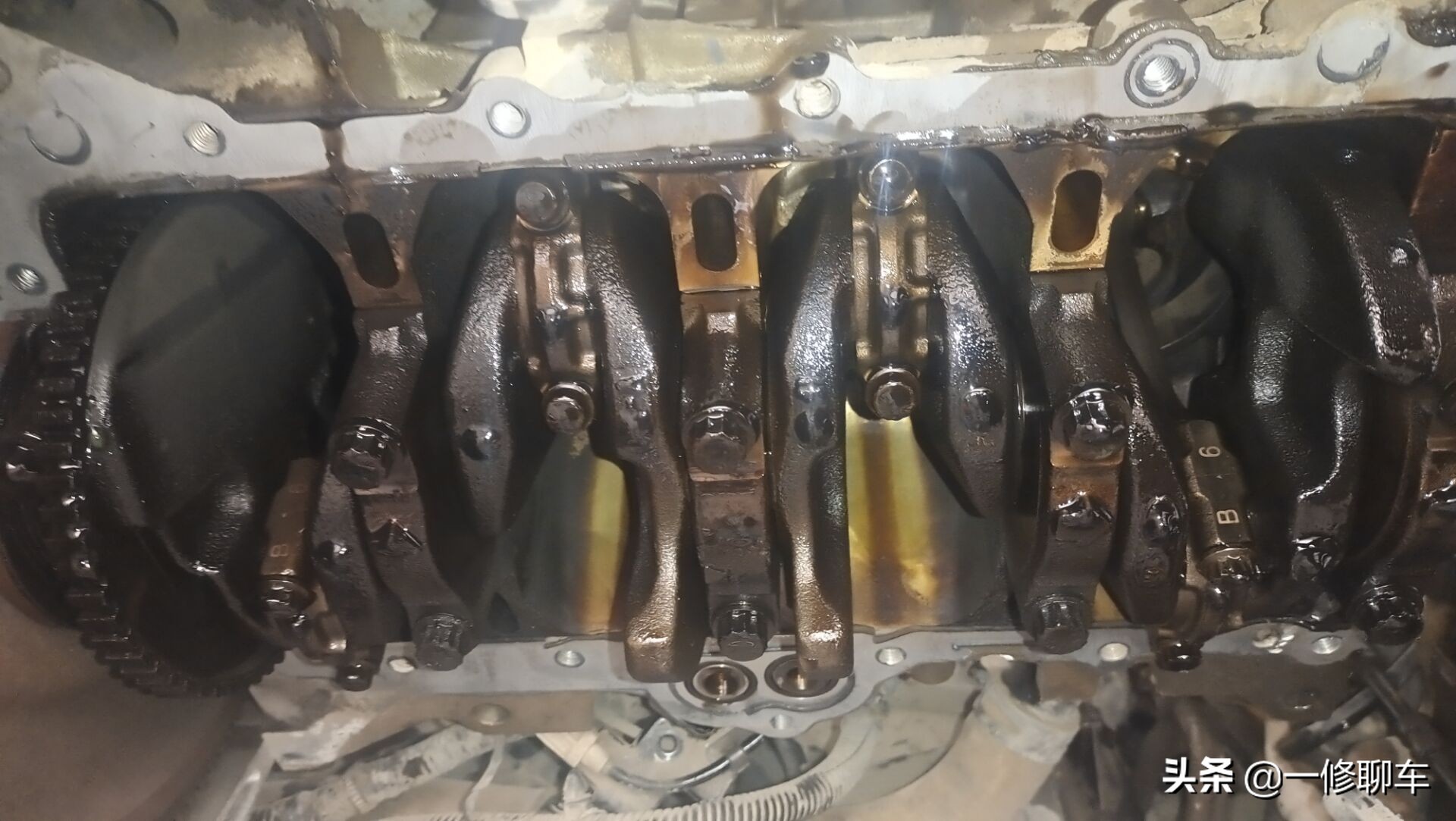 换下来的机油颜色是黄色的正常吗,我车换机油1年了机油为何变黑了