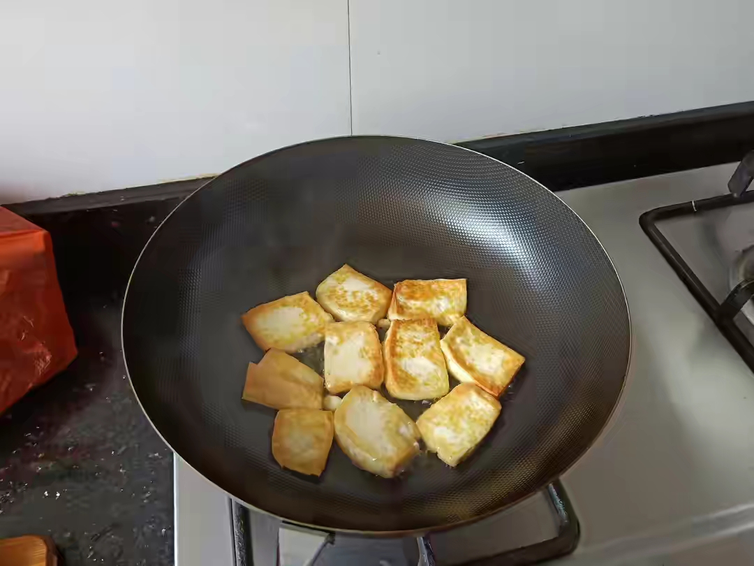 同样是铁锅应该怎么选择,不粘锅炒锅和传统铁锅哪个好