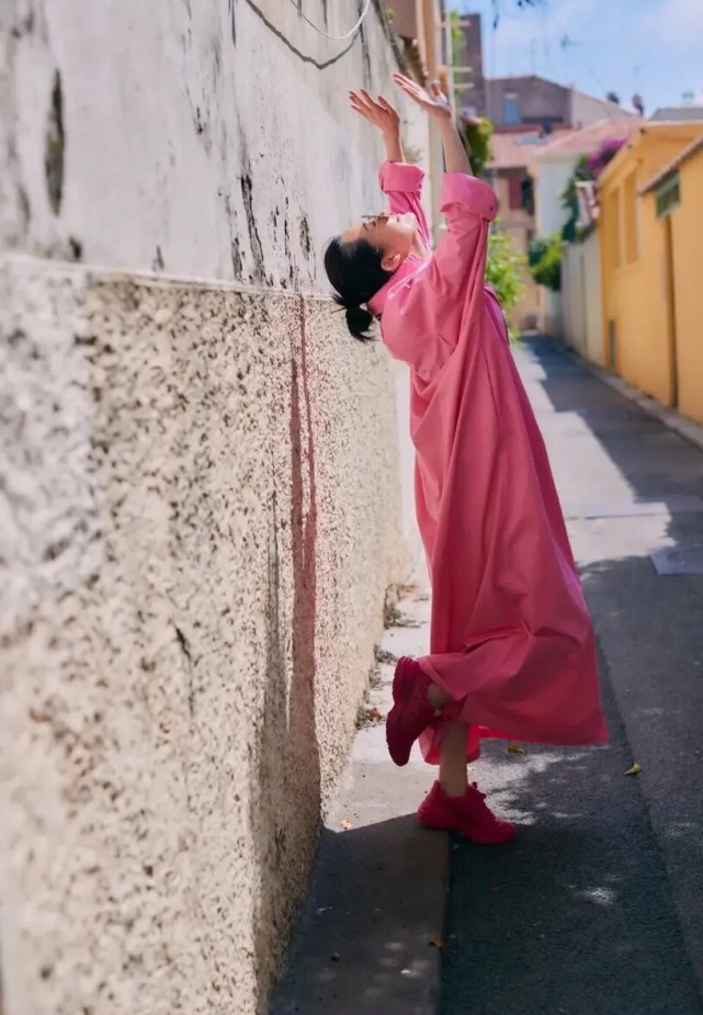 许晴穿着玫红色旅游鞋是啥牌子,许晴黑色长裙搭配图片