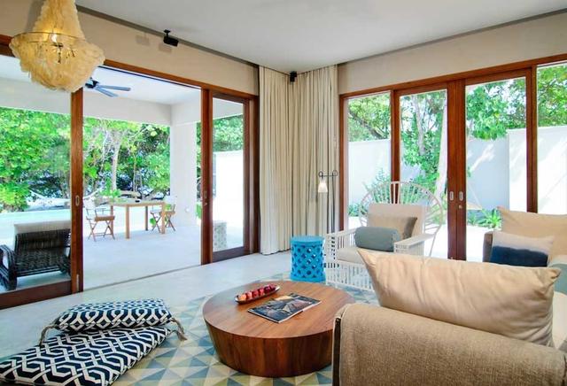 房间旁边就是泳池,房间旁边就是淋浴室