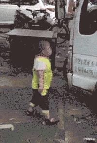 “女友吃个冰棒舌头粘住了，这下该咋办？”评论笑翻了，哈哈哈哈