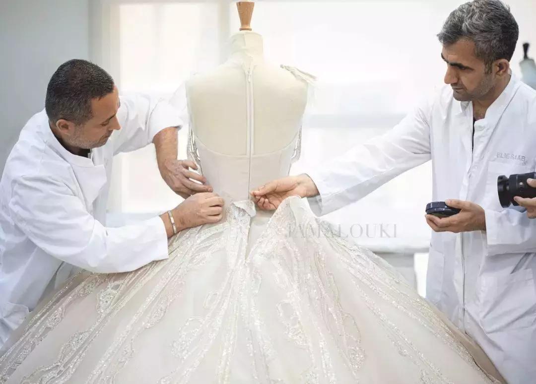 15万颗施华洛世奇水晶,eliesaab婚纱