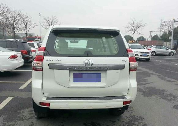 女上司座驾颠覆大家人生观，手动版普拉多，本市估计找不出第二辆