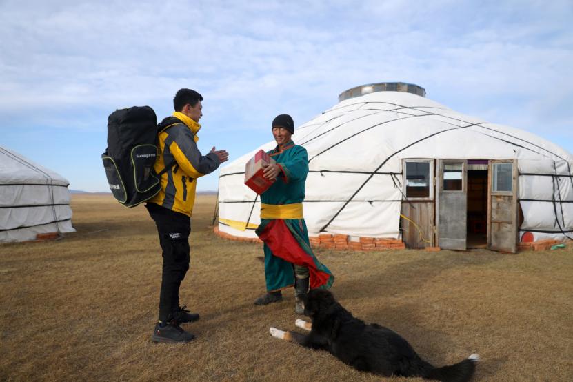 草原上的快递小哥,苏宁火箭小哥