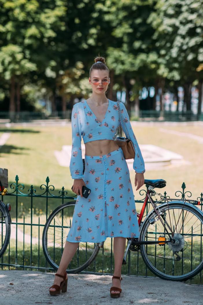 春天必备的粉色系碎花裙来了,春季碎花裙这样穿减龄优雅还高级