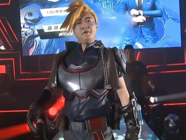 霸哥歪头cos,霸哥cosplay视频