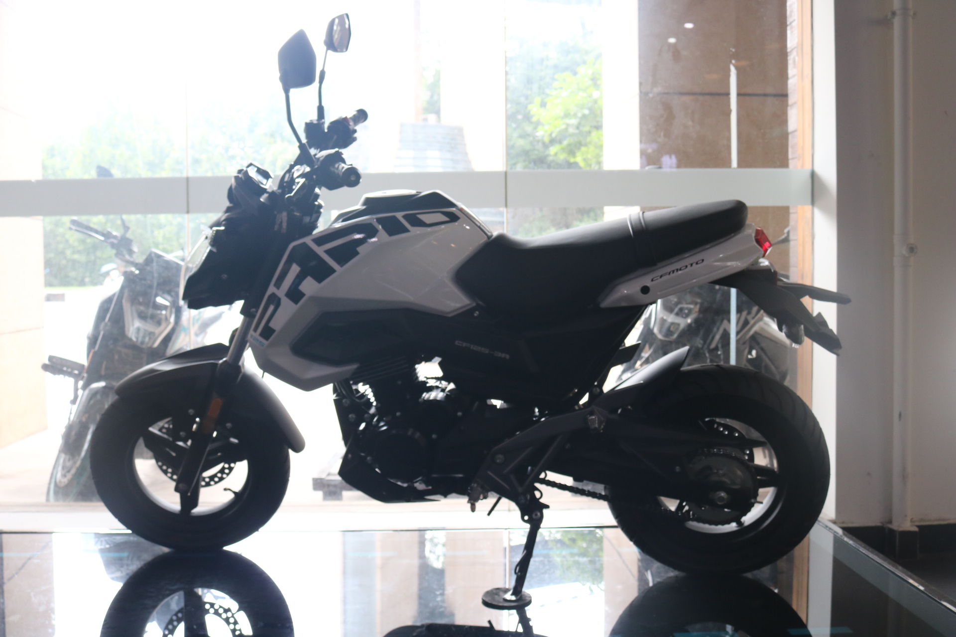 中国女骑手入门佳选春风125-3A摩托，价格8980元时速100公里