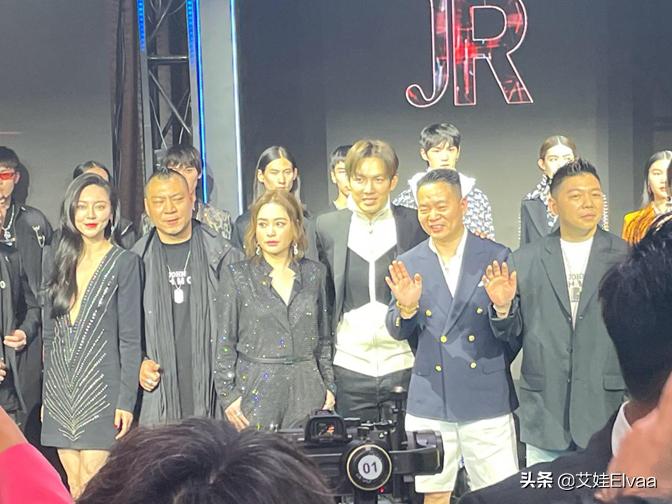 阿娇最新西装照片,阿娇穿小绿西装