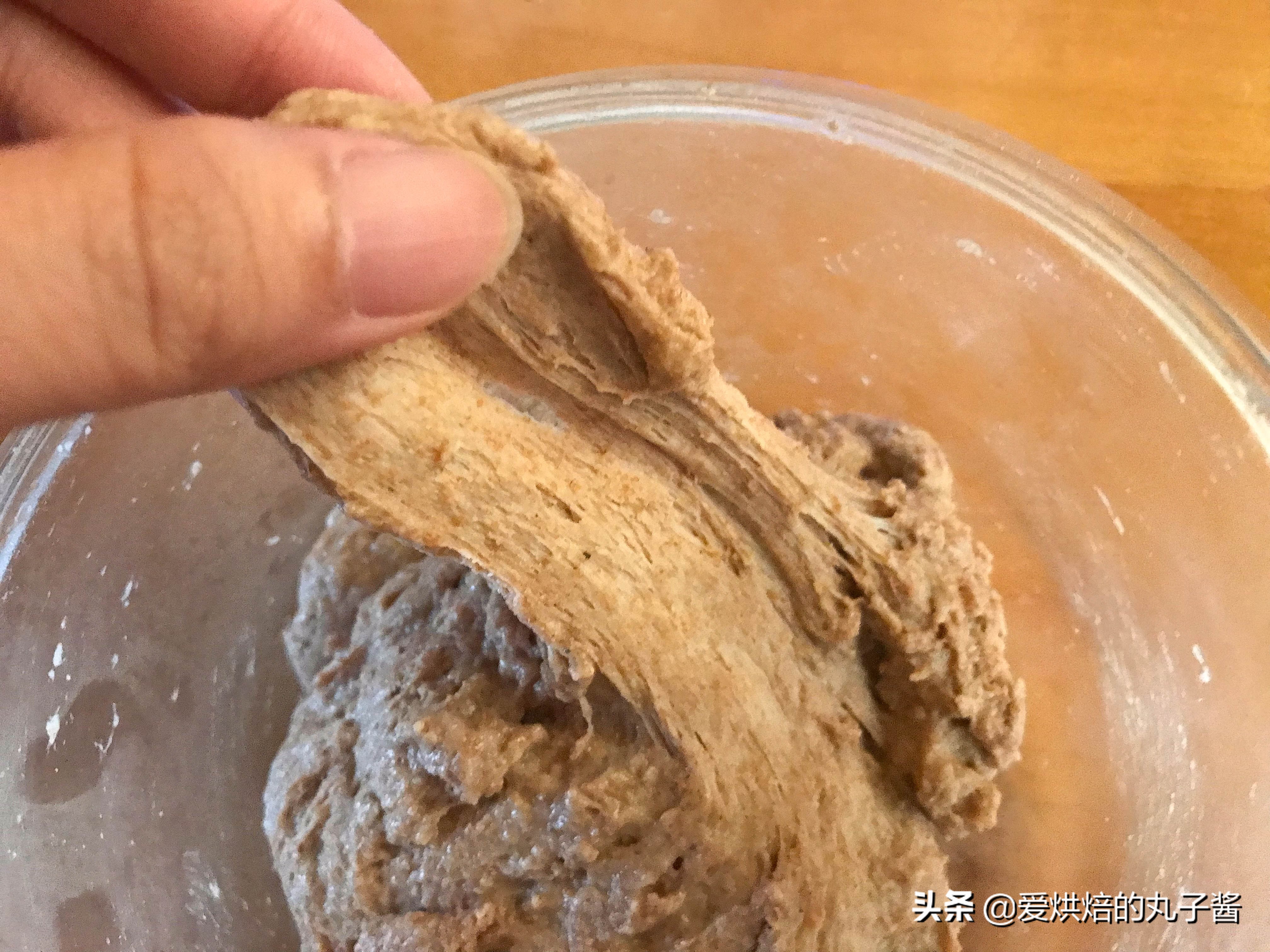 和面前多加1步，无需揉面机，做出的面包松软拉丝！省时又省力