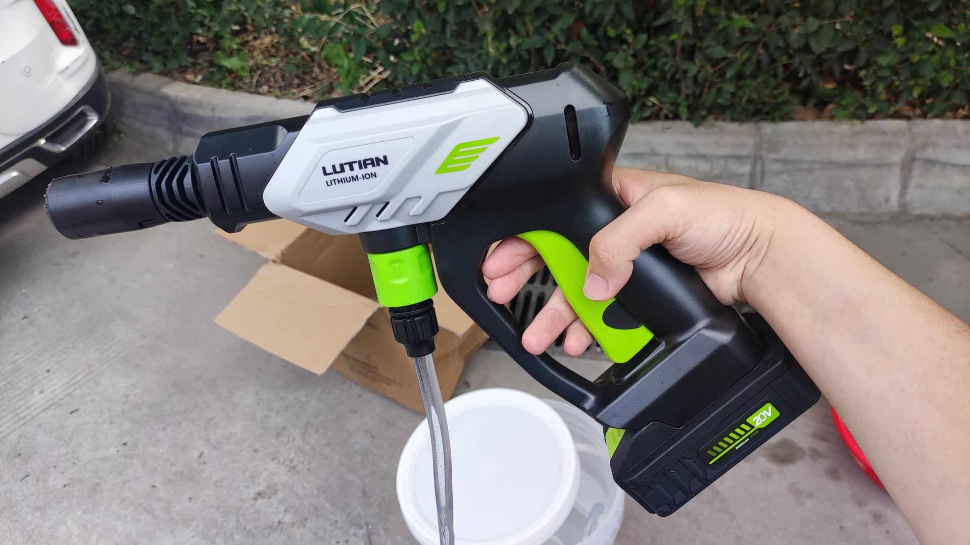 洗车水枪家用体验,绿田锂电高压水枪洗车神器评测