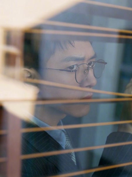 李现穿蓝色的西装,李现穿黑色西装照