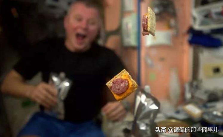 宇航员在太空遇到危险时怎么做,宇航员太空怎么解决自理问题