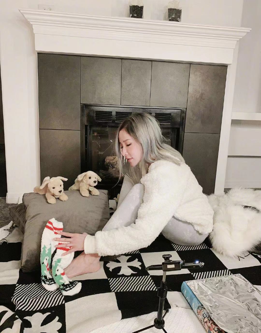 萧亚轩丰唇,42岁萧亚轩与年轻男子亲密合影