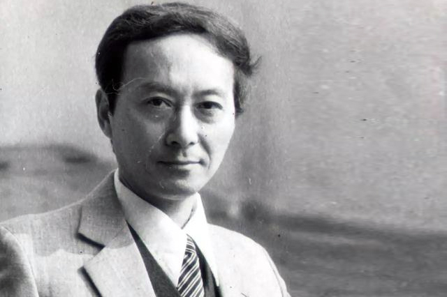 童自荣和他的老同学除了美女顾永菲和张明子还有教出马伊琍的他