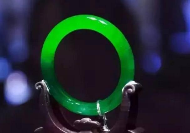 玉和翡翠的区别好在哪里,玉和翡翠有什么区别哪个好一些