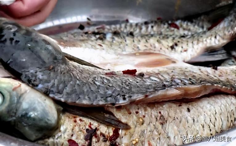 腌腊鱼的正确洗干净方法,腌制腊鱼盐重了怎么才能淡