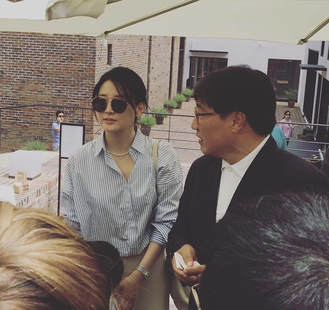 李英爱最新外穿毛衣搭配,李英爱红毯穿搭碎花裙