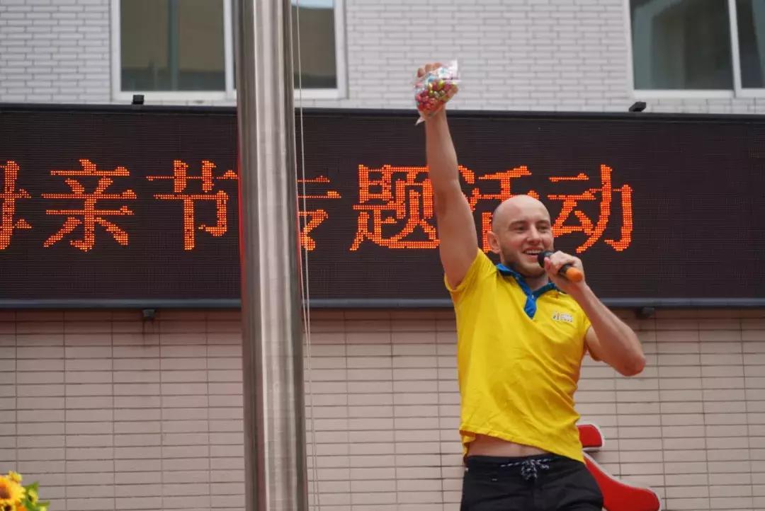 钱塘小、中山小千人晨会，看约克英语外教如何轻松hold住全场！