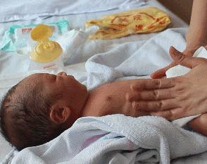 给新生儿按摩肚子的手法,顺产产妇促排尿的穴位按摩