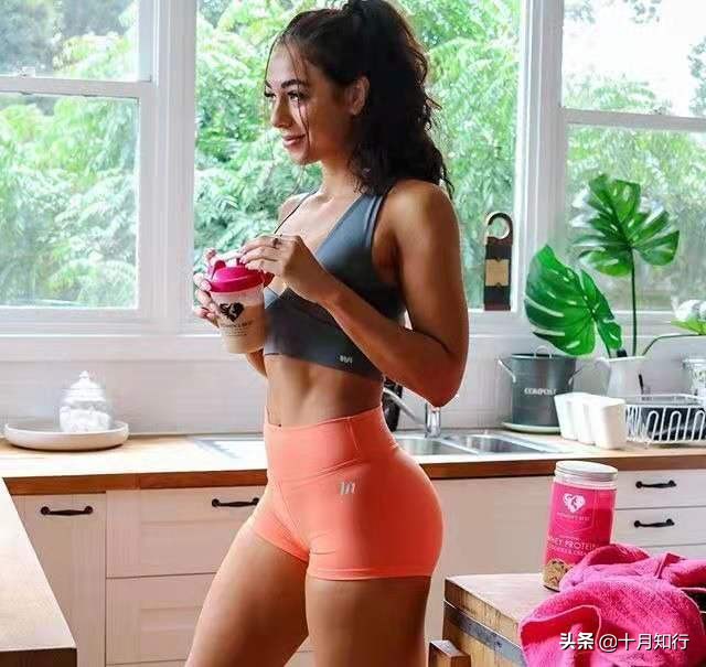 让你的臀部小翘的运动法,不用蹲的练臀的动作