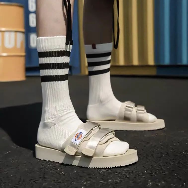 鞋柜怎么放春夏秋冬的鞋 (鞋柜必备的小白鞋)