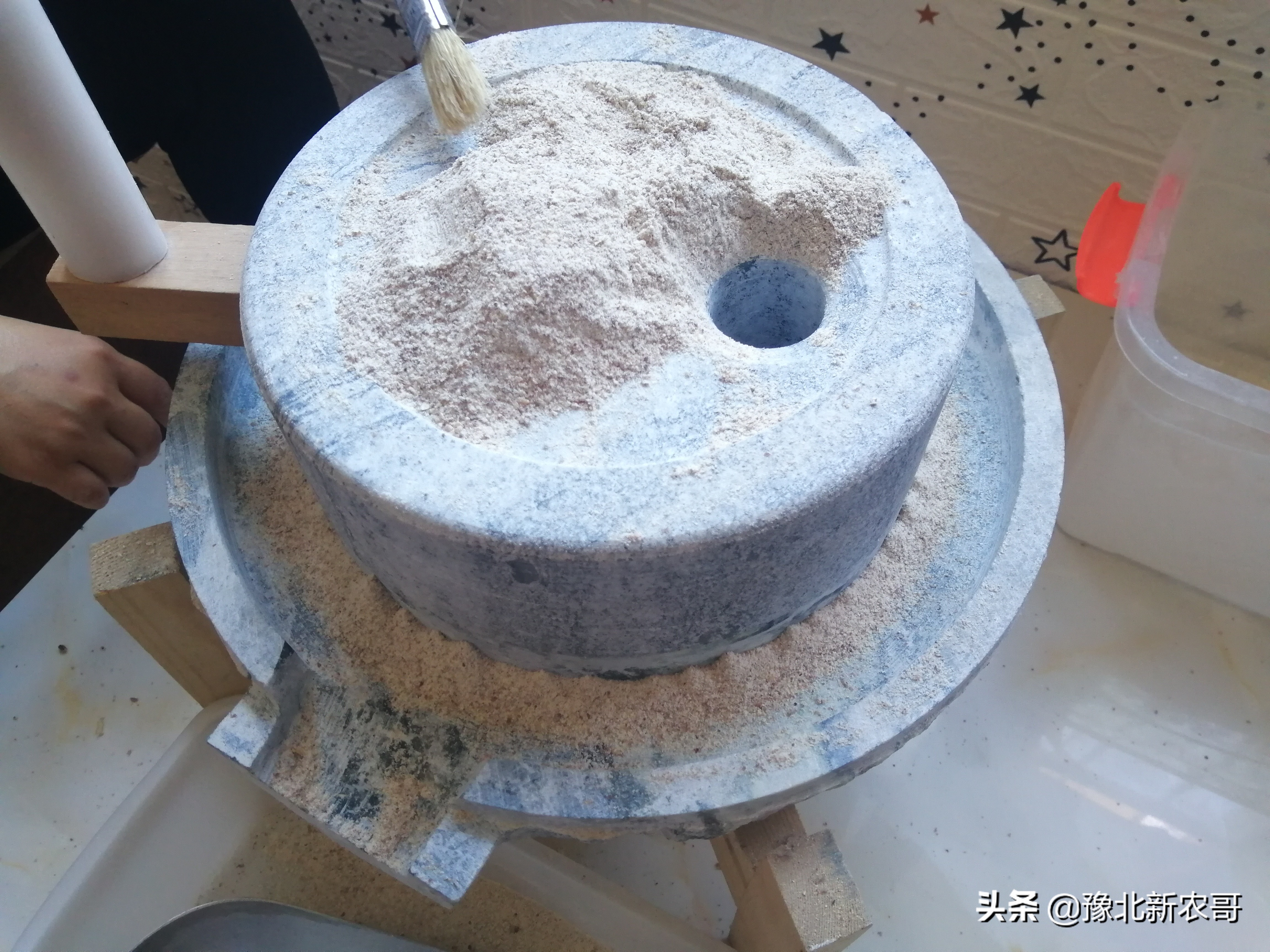 石磨面粉一般磨多少遍,石磨面粉好还是机磨面粉好