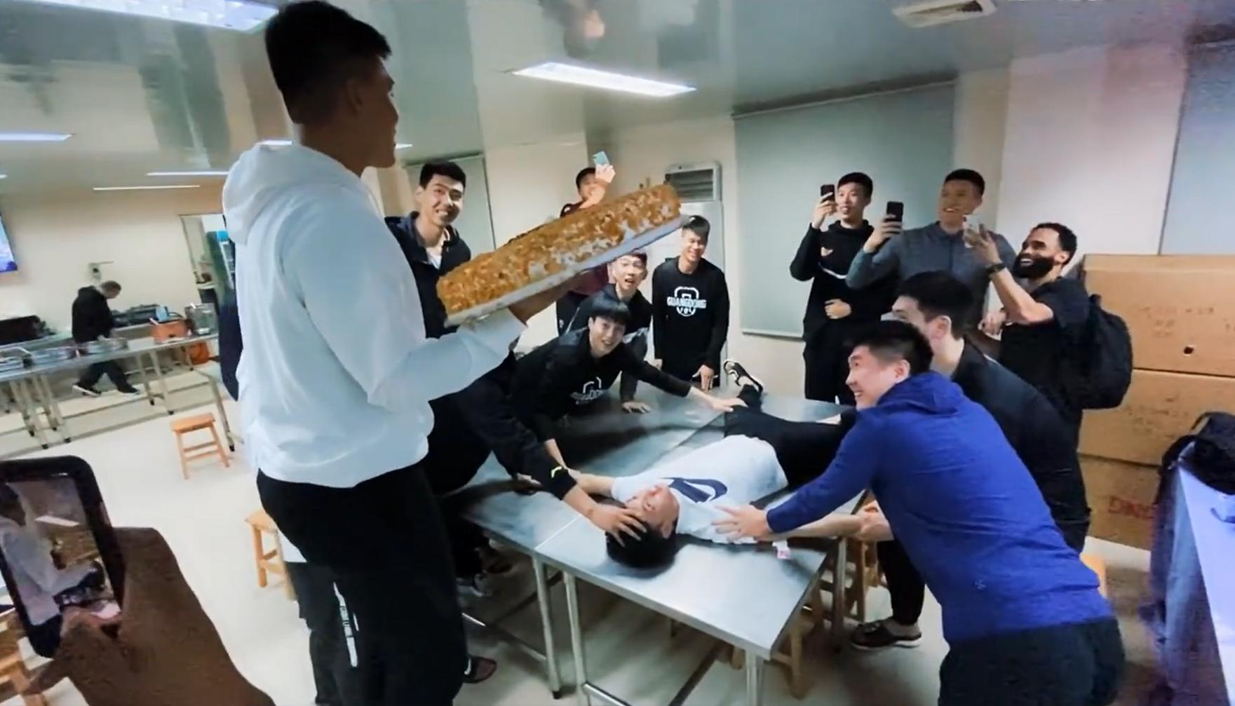 广东宏远徐杰与赵睿,徐杰被暴力犯规