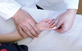 小儿打嗝停不下来,教你推拿手法和食疗秘方巧止呃