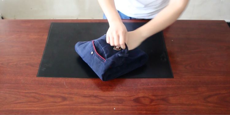 叠牛仔裤的简单叠法,叠短牛仔裤小技巧