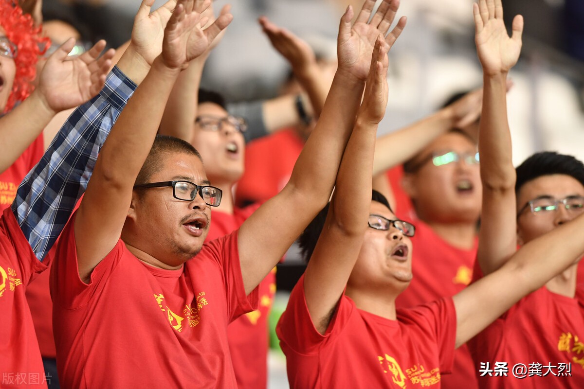 3-2，国足读秒绝杀越南队，为国庆献礼，国足的血性和韧劲回来了