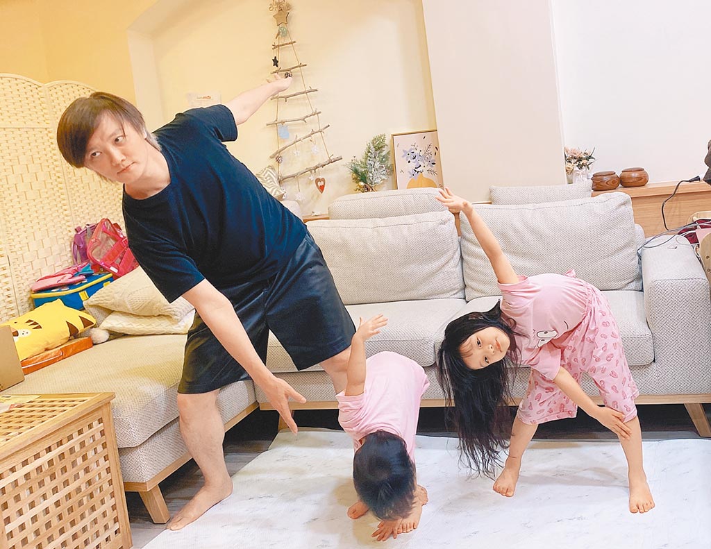 穿恨天高坐地铁的社死现场，两位男士都不忍看这次“崴脚表演”