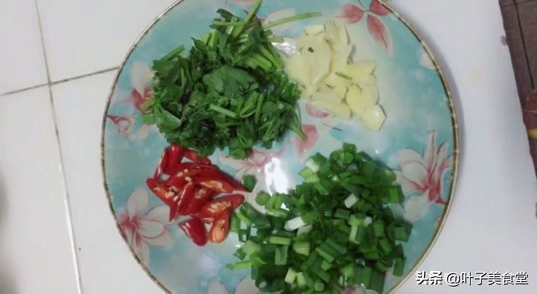 婆婆将活螃蟹塞进玻璃罐,不加一滴水,一周后拿出来,全家人点赞