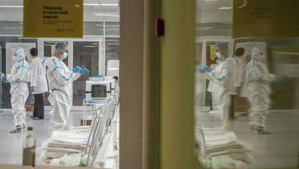 俄罗斯女医生穿防护服,俄罗斯女护士防护服照片