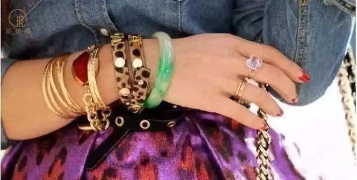 小玉镯双镯,玉手镯戴两个寓意什么