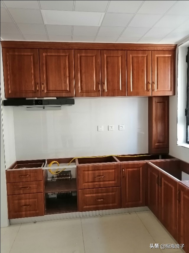 橱柜门开时碰旁边门怎么办,橱柜门挡住打不开怎么解决