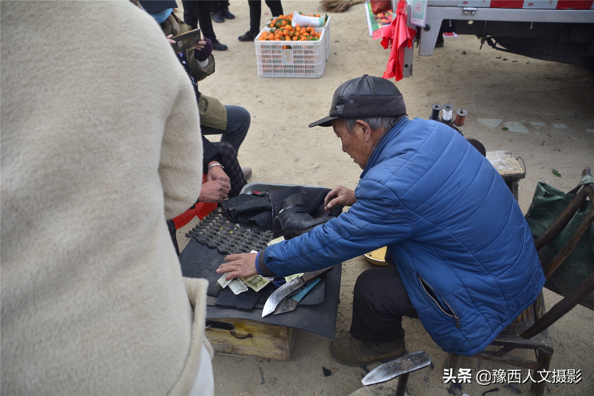 农村包工头捡到一把锋利小刀,转行修皮鞋,30年熬走6位老师傅