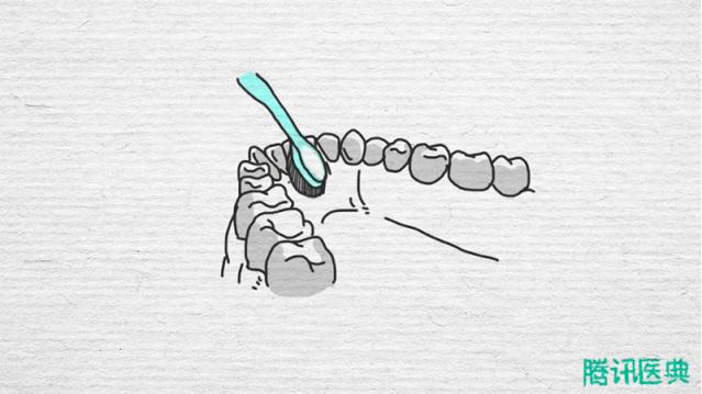 口腔医生：牙缝里的牙垢又臭又硬，教你几个小妙招，牙龈不再出血