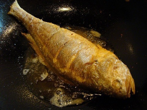 煎鱼入味不破皮全靠这招,煎鱼不掉皮的小诀窍