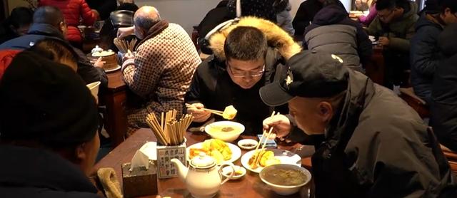 徐州第一的包子铺，一个包子卖88元，食客挤爆大厅，不预定吃不上