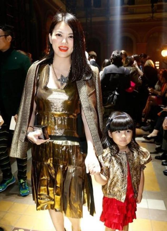 李湘的行头,李湘高调现身气场十足