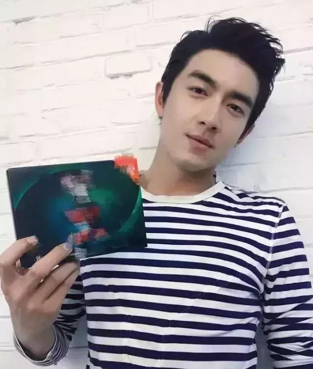 中年男人穿条纹衫,中年男人条纹衫