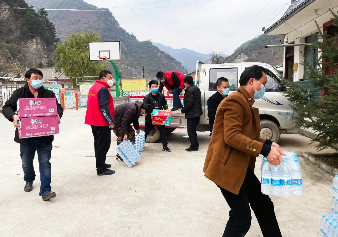 武山县慈善协会、武山零距离*党**支部，联合武山双虎家私、渭水园农资捐赠