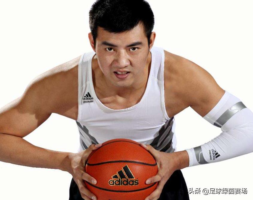 和易建联同一天生日，17岁进国篮27岁退役，现跟阿联一起做青训