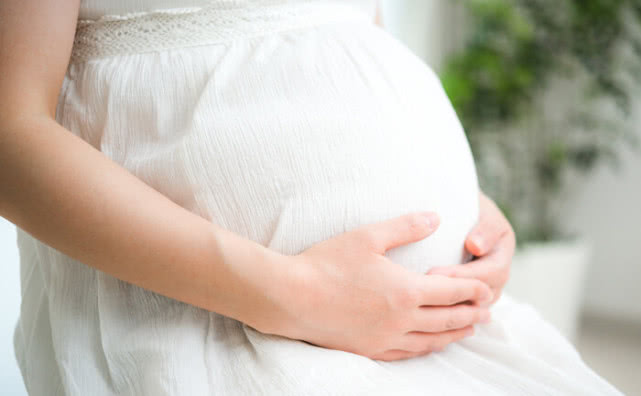 妈妈用木头制作开指模型，顺产开10指，开这么大，不疼才怪