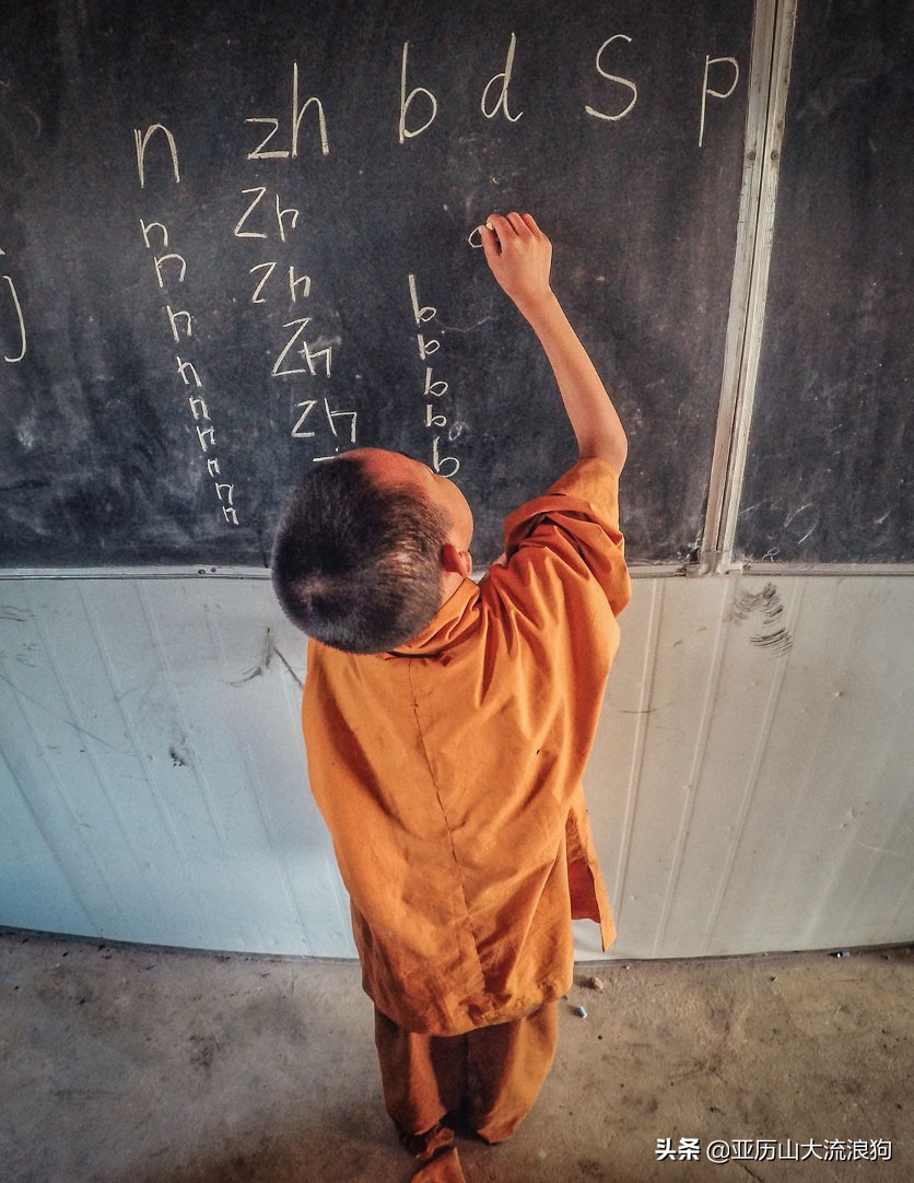 我流浪到中缅边境，发现一座奇特的寺庙，修行的僧人竟都是孩童