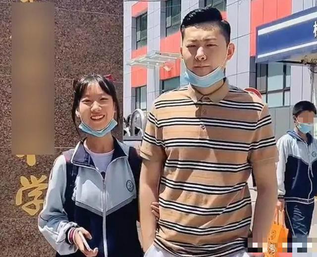 最年轻爸爸接女儿放学被认作情侣,最年轻爸爸接女儿放学被老师误会