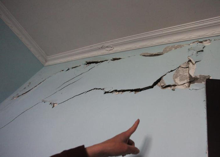 家里墙面裂纹怎么处理,房间墙面有裂纹咋处理