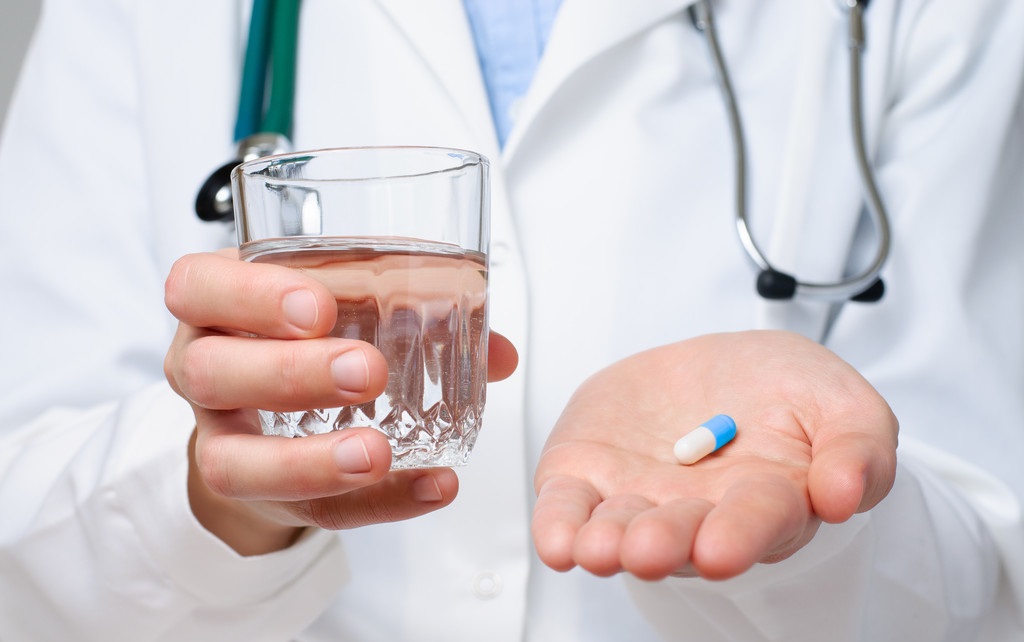 40多岁的人，血压中的高压正常，但低压超过了90，要不要吃药？