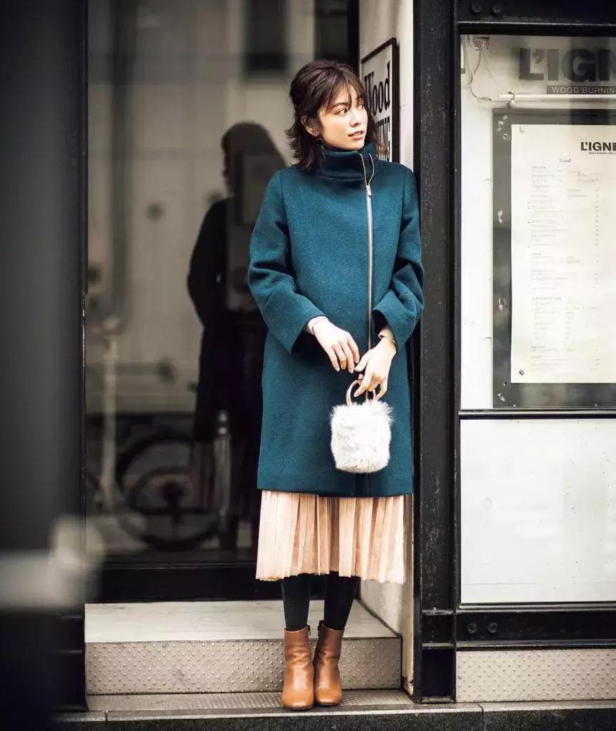 姑娘，你穿彩色大衣真好看！