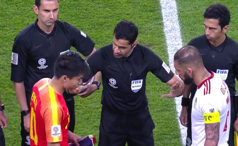 亚洲杯争议判罚,亚洲杯国足0-0塔吉克斯坦争议判罚